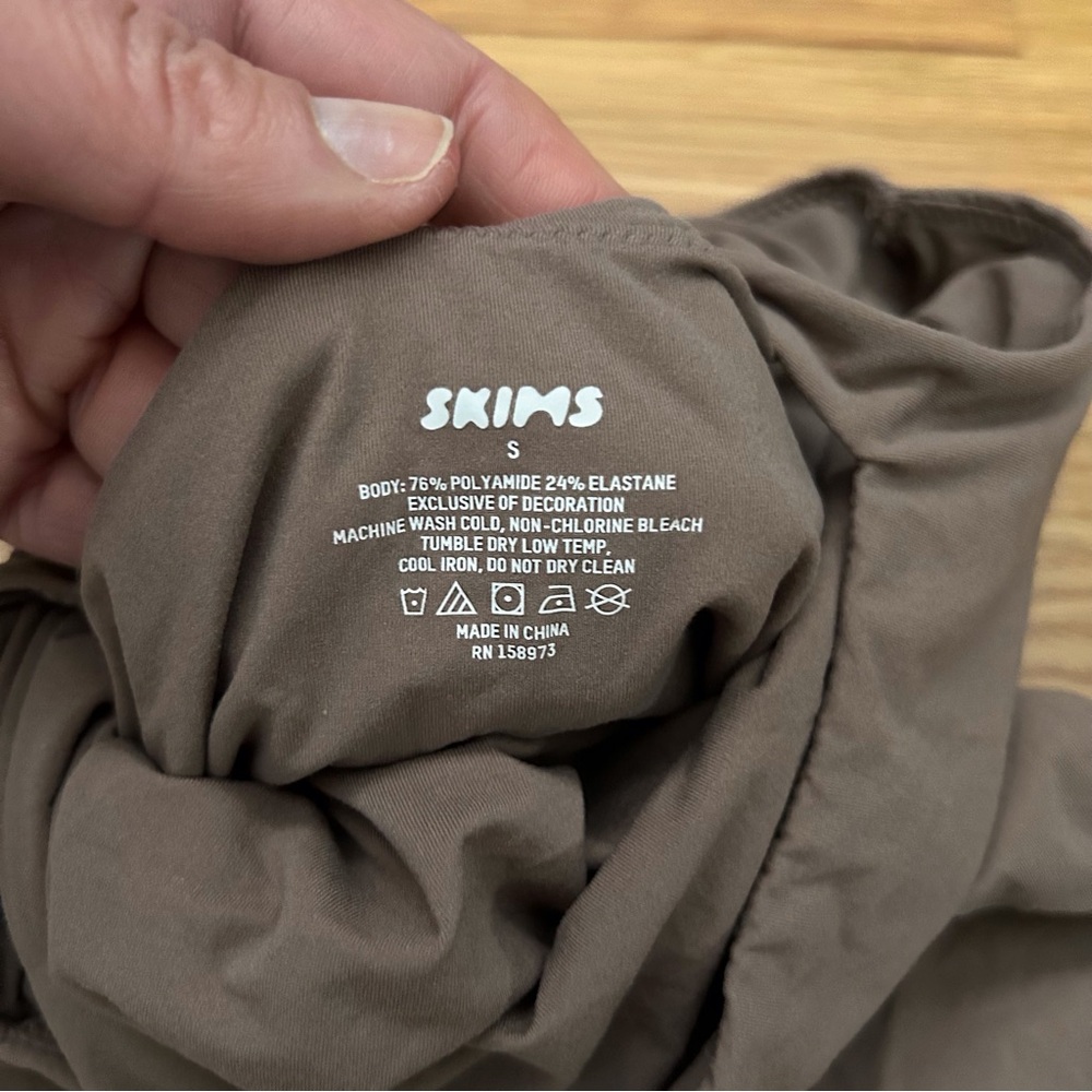 SKIMS Fits Everybody Square neckline Scoop Back Bodysuit - Picture 6 of 6